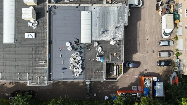 Bovenaanzicht van een bedrijfsdak waar de oude dakbedekking is verwijderd