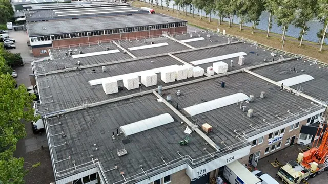 Een van de dakprojecten van Ikodak: luchtfoto van de platte daken van bedrijfsunits