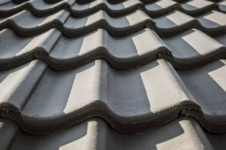 Close-up van grijze betonnen dakpannen